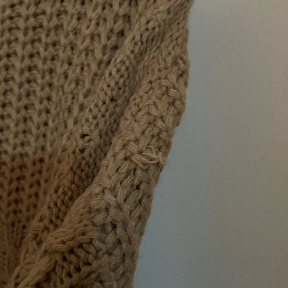 Tan sweater - Picture 3 of 4
